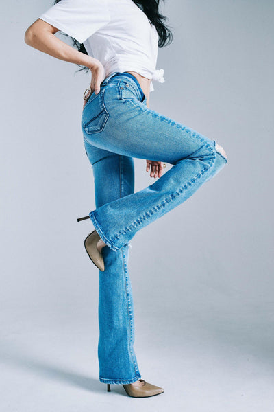 ブラッパーズ 尾崎紗代子 コラボ フレア シェイプアップ 効果 ジーンズ / デニムブラッパーズ 尾崎紗代子 コラボ フレア シェイプアップ 効果 ジーンズ / デニム ダメージ加工