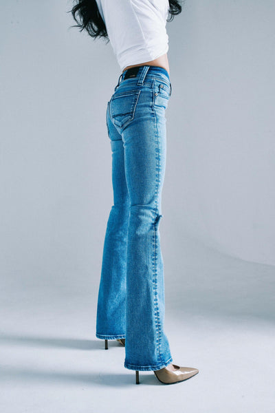 ブラッパーズ 尾崎紗代子 コラボ フレア シェイプアップ 効果 ジーンズ / デニムブラッパーズ 尾崎紗代子 コラボ フレア シェイプアップ 効果 ジーンズ / デニム ダメージ加工